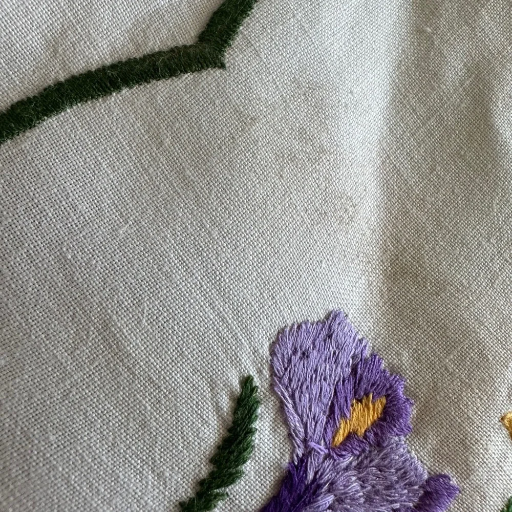 Vtg Embroidered White Floral Table Runner Scalloped Edge Iris 34x16 Cottagecore